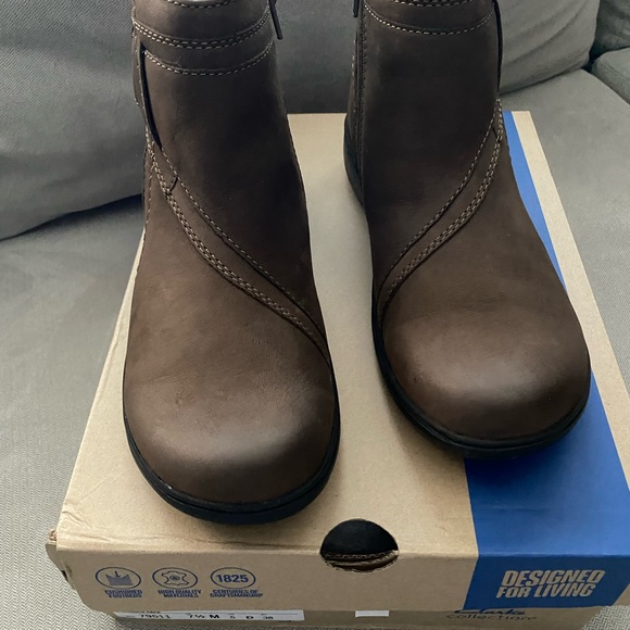 Clarks Women’s “Carleigh” Brown Ankle Boots, Sz 7.5 - Picture 3 of 5
